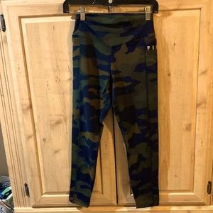 Victoria’s Secret Pink camouflage yoga pants size small